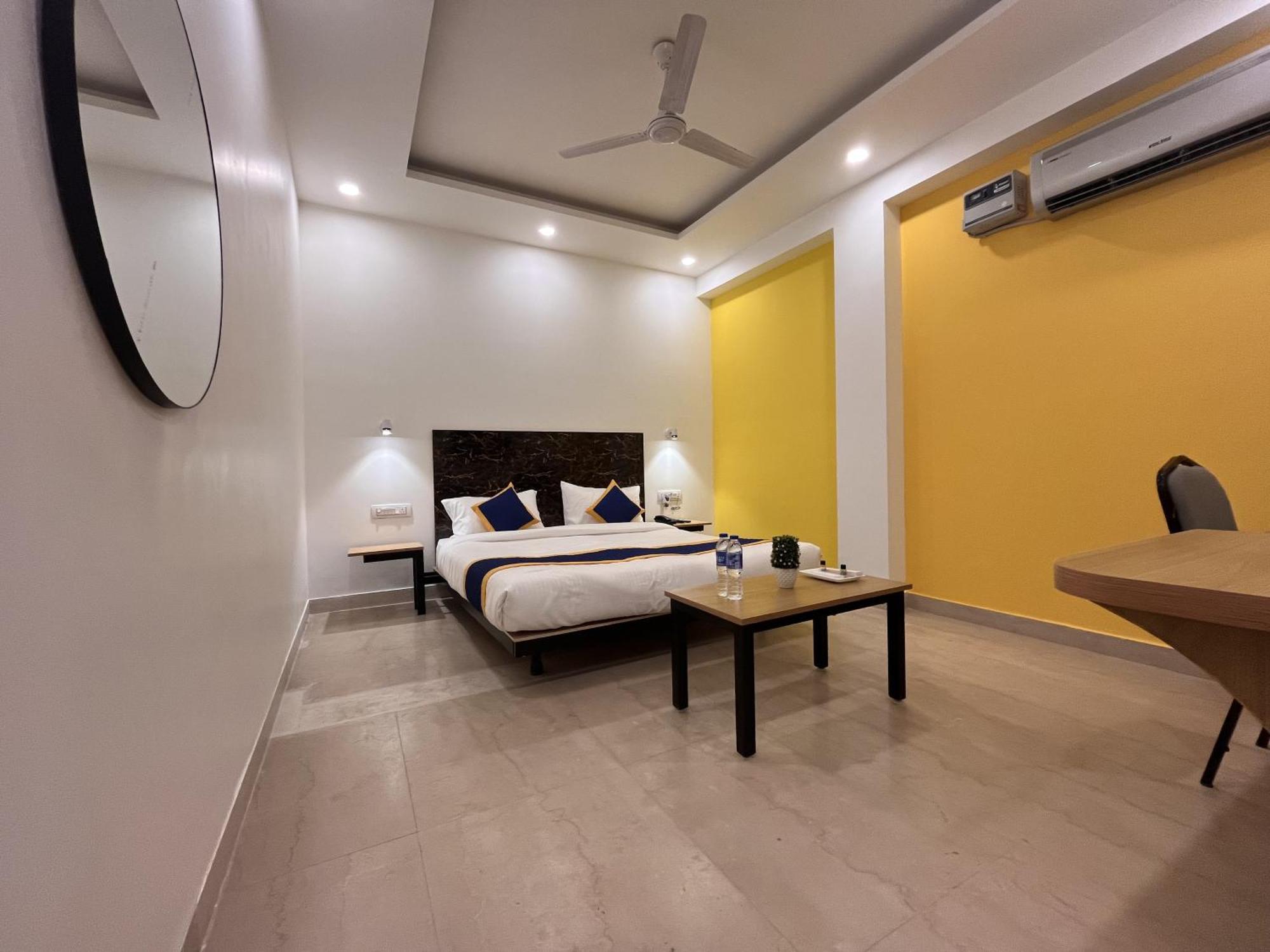 Aamantran Residency Hotel, Sohna Road, Sector 49, Gurugram غورغاون المظهر الخارجي الصورة